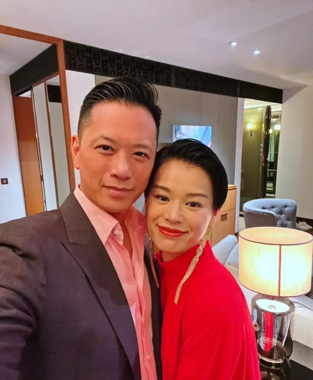 胡杏儿老公夜店搂美女回应











天哪！胡杏儿老公李承德又被拍到在