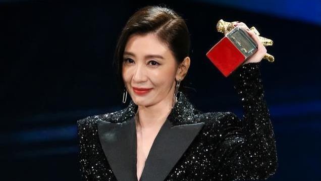 贾静雯如今活得好，不是因为嫁给小9岁的修杰楷，而是她够“狠”