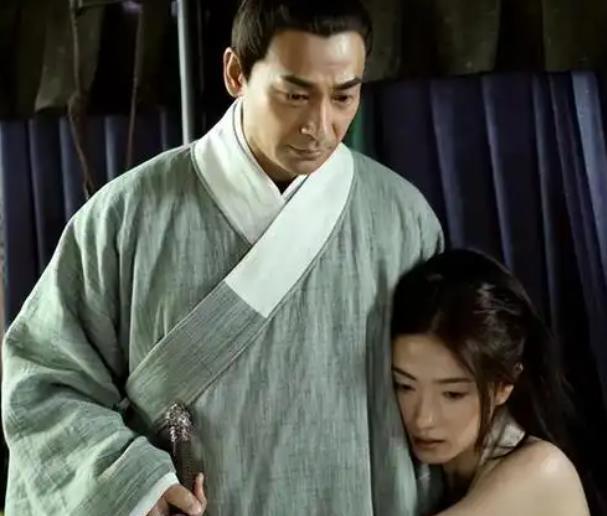 1561年，戚继光在外偷偷纳了小妾，并生了5个儿子，妻子王氏得知后，抄起一把长刀