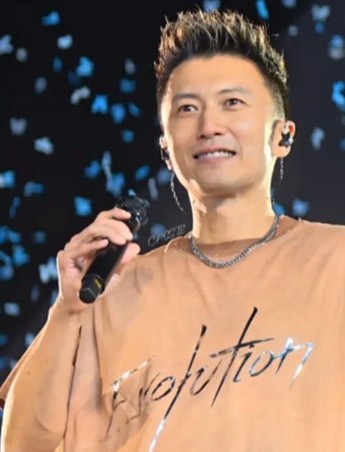 谢霆锋45岁了还不显老， 大家怎么看？