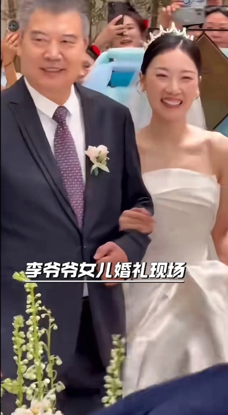 李隼教练的女儿近几日举行了婚礼，张怡宁也特意赶来参加了这场婚礼，李隼教练显得特别