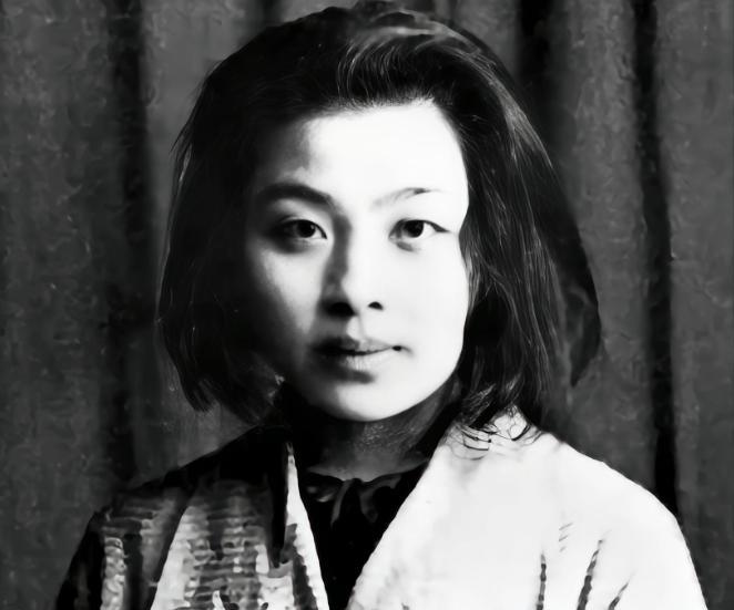 1928年，民国才女丁玲同时爱上了两个男人，哪个都不舍得分开，于是提出了三人同居
