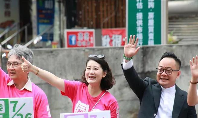 民进党团「五一战队」14日至基隆与基隆市议长童子玮合体，号召民众支持罢免国民党蓝