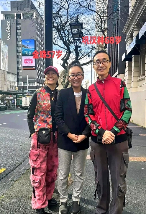 68岁巩汉林和57岁妻子金珠在新西兰街头出现，夫妻俩的打扮很有特色，状态非常好，