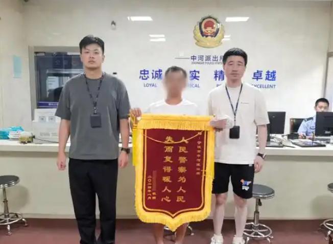 2024年，宁波一男子四处借来的看病钱被偷，无比绝望，报警后他深夜在路边偷偷抹泪