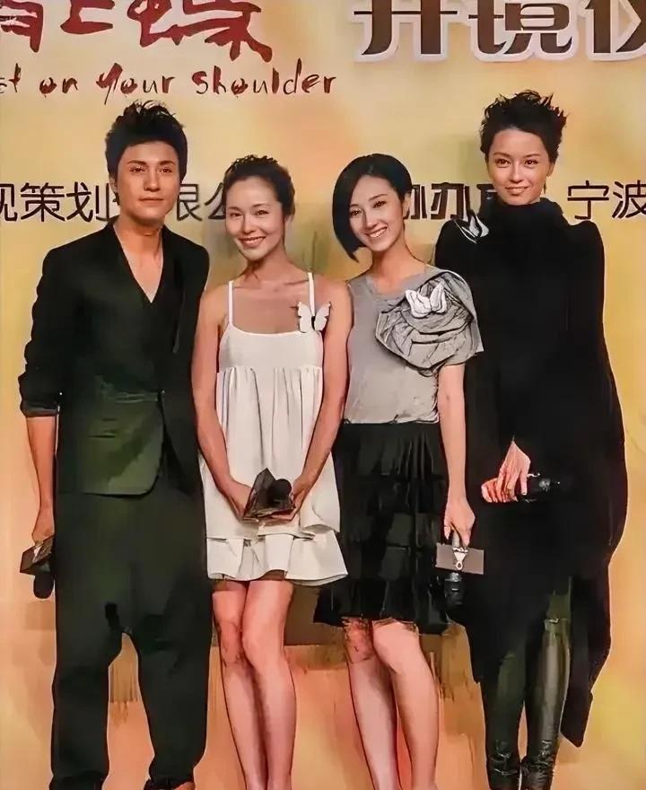 左边的是帅哥陈坤，右边三位美女是谁？长的一个比一个漂亮！穿的一个比一个时髦！如果