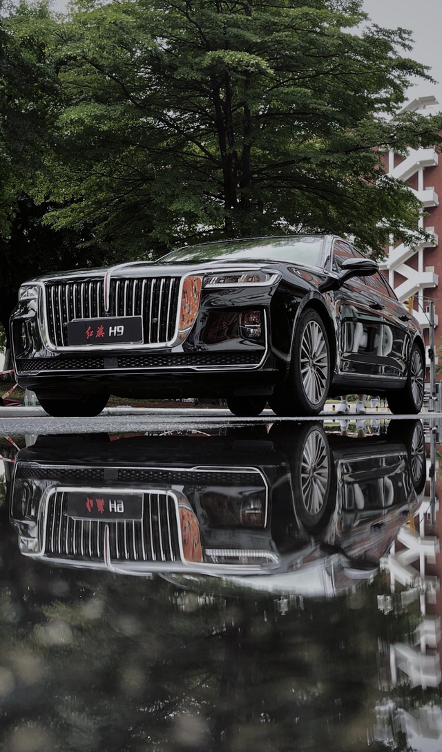 红旗真的让我有点伤心了

风噪问题还没解决 现在车灯又出现裂缝了，而且还进水了。