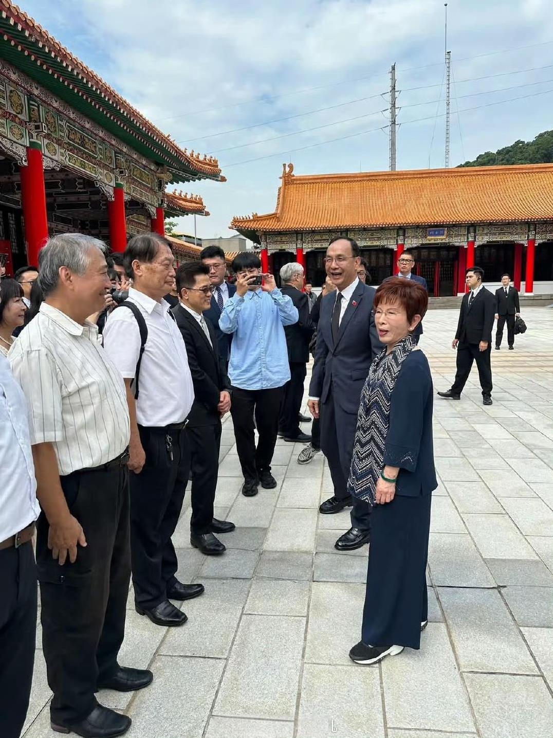 洪秀柱把悬念留到了明天
9月1日，洪秀柱女士与国民党主席朱立伦一同到台北忠烈祠向