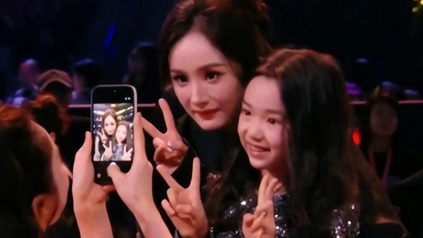 成功追星杨幂，又与白鹿合影，疯狂社交的小酒窝，才是人生赢家