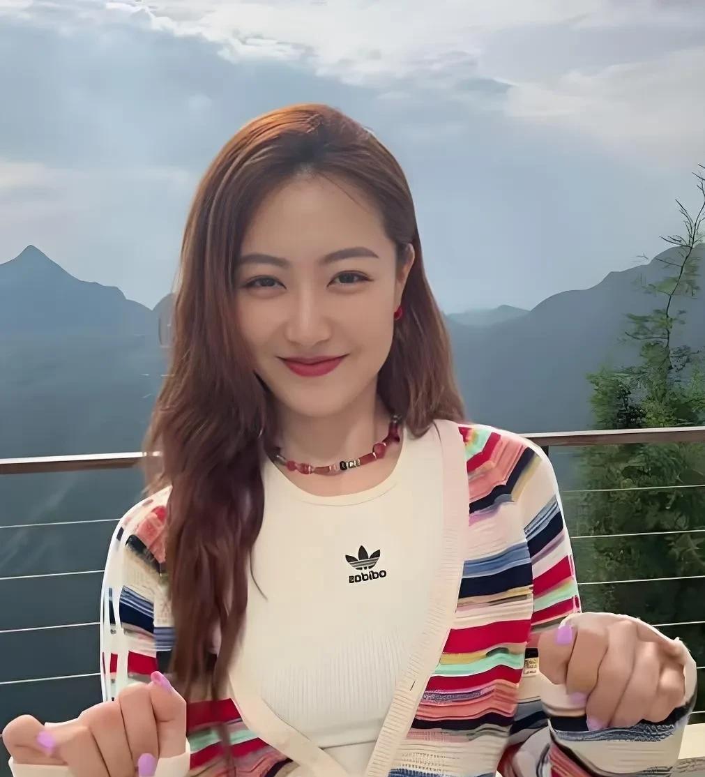 电视剧《以法之名》，
洪亮能娶这老婆可太叫人羡慕了，
倒不是说他老婆漂亮，有背景