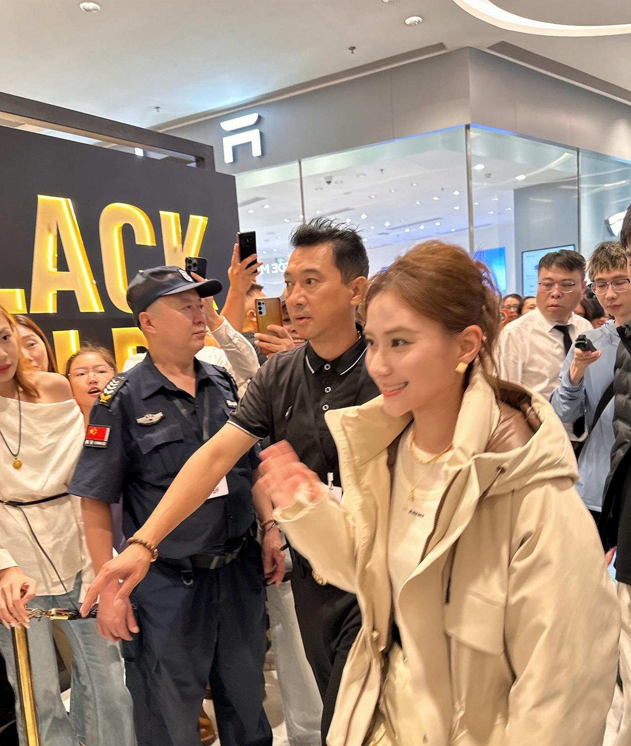 9月20日，有网友在沈阳偶遇何超莲，她现身铁西某商场，参加活动的画面。
何超莲又