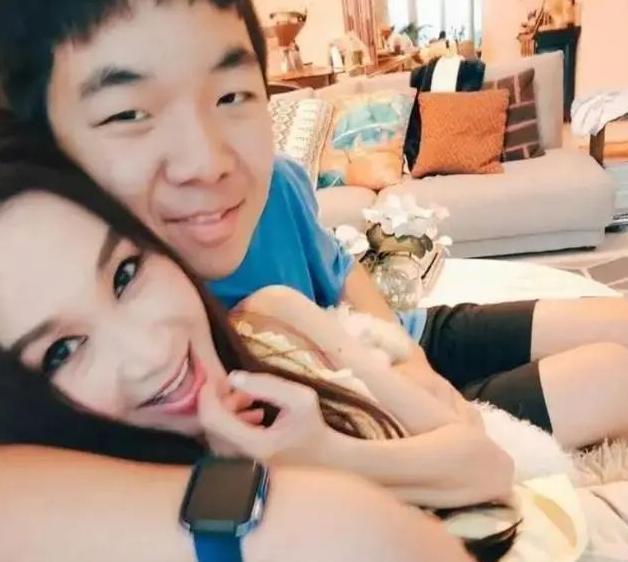 温碧霞儿子小的时候一直有传言这个孩子不是养子，是她老公在外面生，抱回来养的。随着