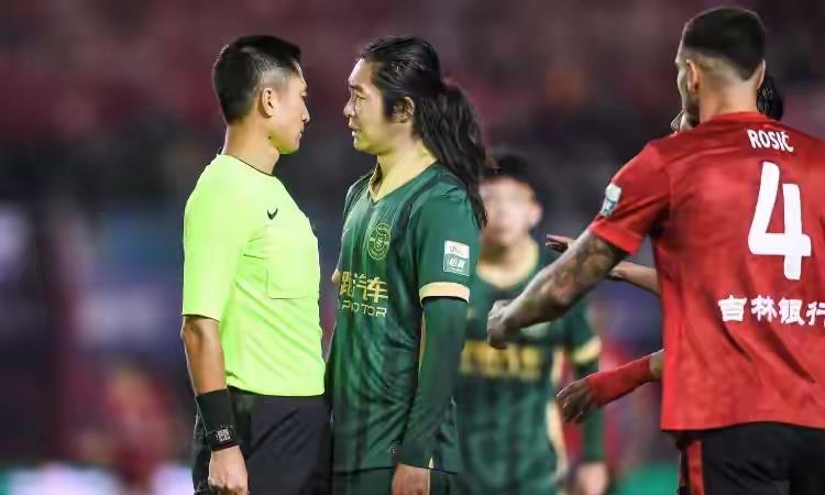 马宁“霸凌式”吹罚引发大众不适，若非王钰栋及时出手，李提香恐成第二个多拉多！
其