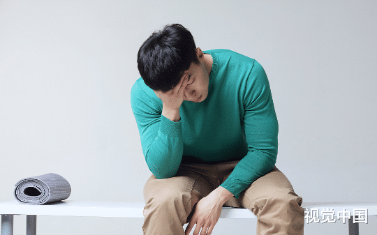 他死守着那点可怜的自尊，终究没捱过这人间的苦难；你值得被世界温柔以待，别让绝望左右你的人生！