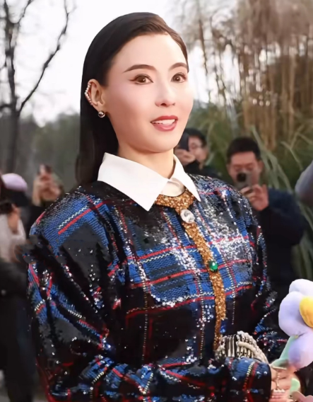 张柏芝的战袍太有气场了，亮片点缀闪耀迷人～
复古奢华的氛围令人惊艳，整个造型充满