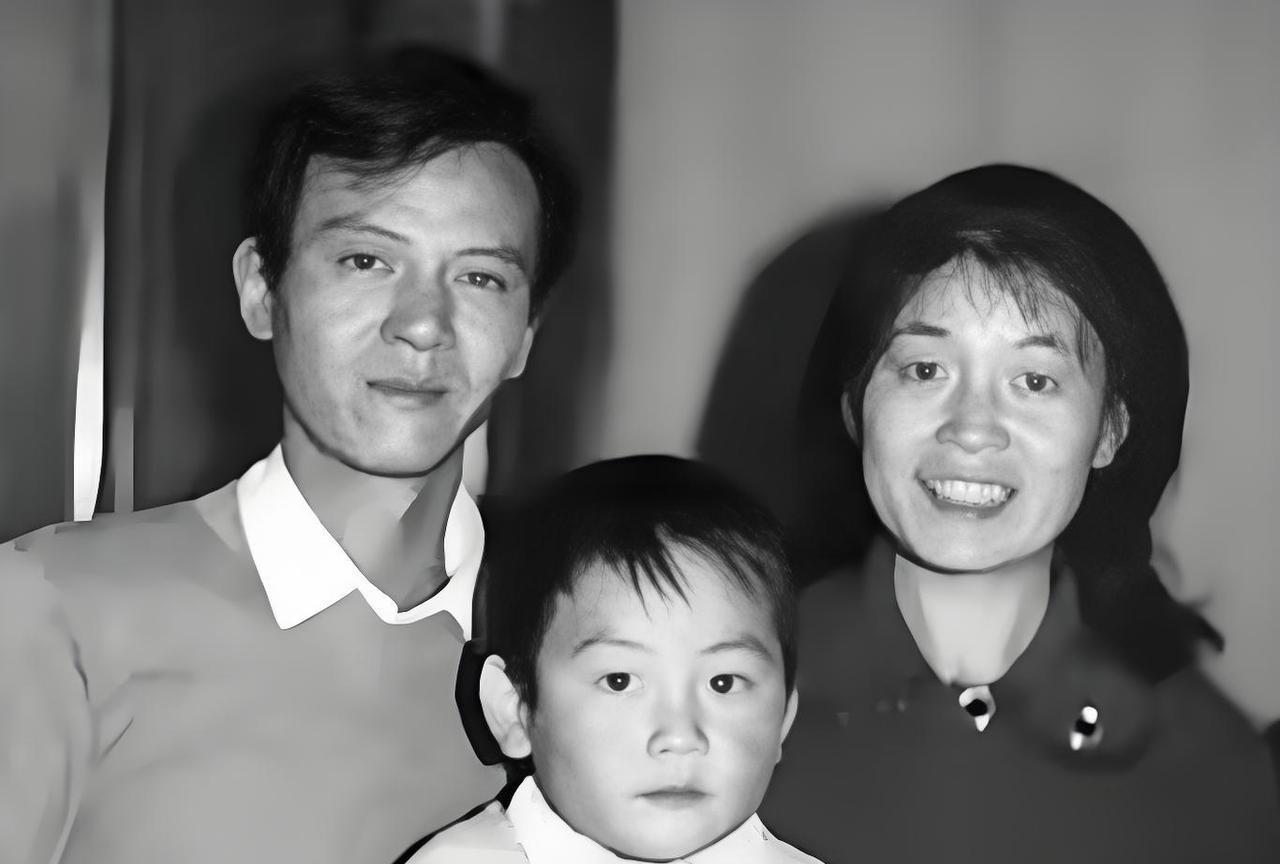 1979年，知青戴建国不顾家人的反对，硬娶痴傻的程玉风为妻，新婚夜，正当戴建国流