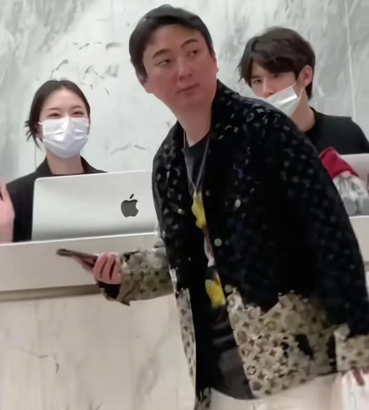 王思聪换女朋友比别人换衣服还快，渣男！这是网友们对他的评价，其实网友太过偏激了，