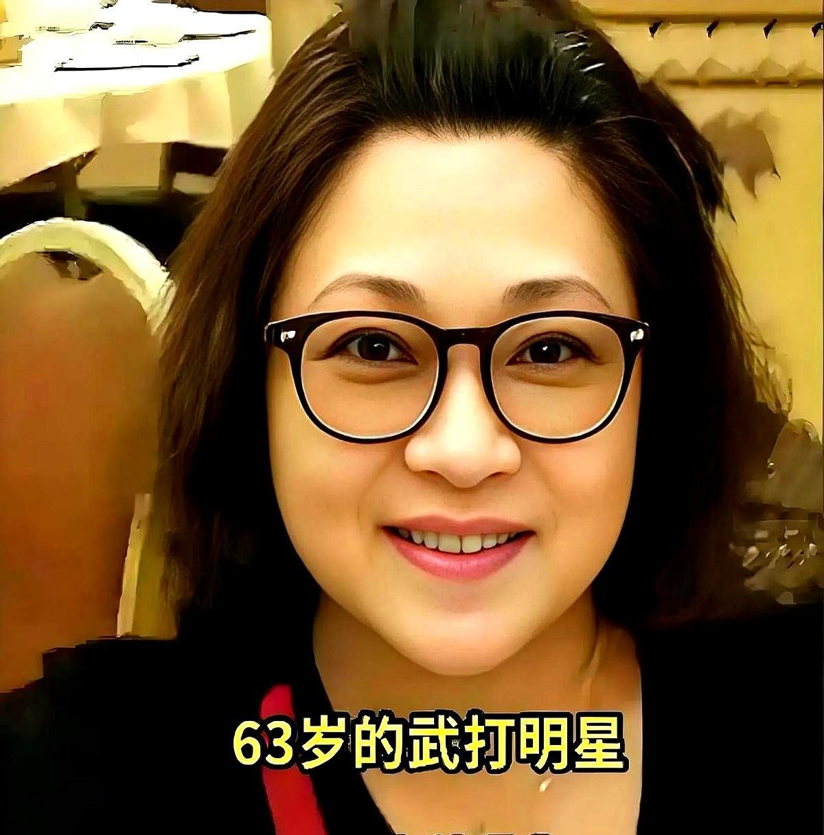 他跟全世界说，为了利智，他可以死，可以不要名利。
她却在美国，电话里听完分手，带