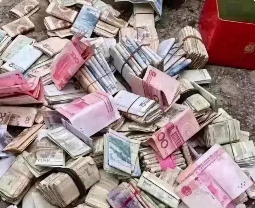 有位93岁的五保户老奶奶离世了，工作人员在她居所翻出一个铁盒子，里头装满了钱。有