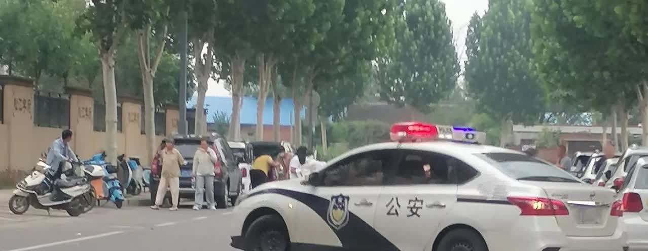 今天两辆电动三轮又亲嘴了！
在去送孙子上学的路上，离学校门口不远处，两辆电动三
