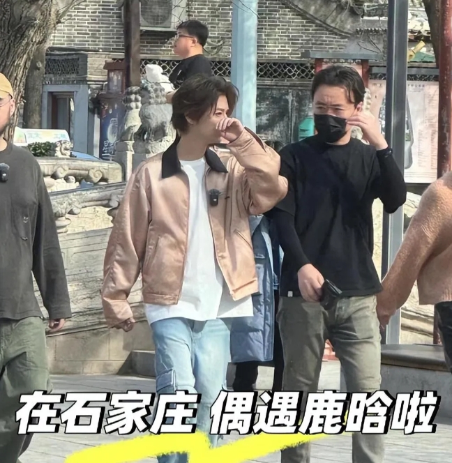 34岁鹿晗在河北寺庙祈福，暴瘦后脸严重脱相，染了新发色打扮精致