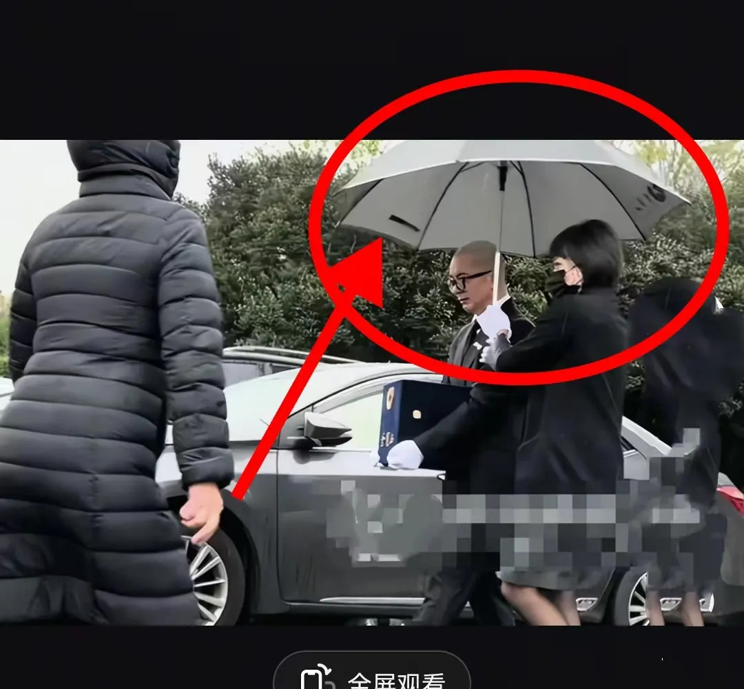 具俊烨大S葬礼打伞引争议











有没有搞错？葬礼上下雨打伞？具俊