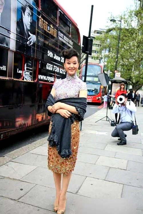 58岁穿旗袍亮相英国街头？这本身就自带流量。想想看，英国，可不是咱们的主场。这种