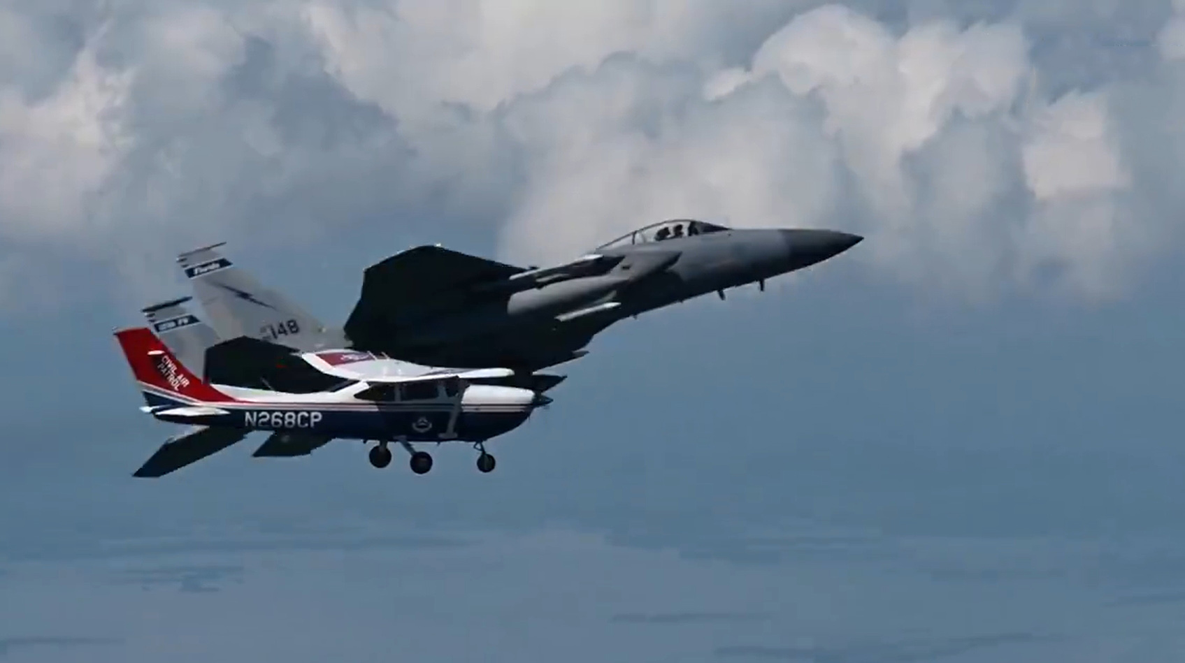 F-15C执行空中目视拦截，低速小目标飞行器训练。让这种高速战斗机，大仰角接近低