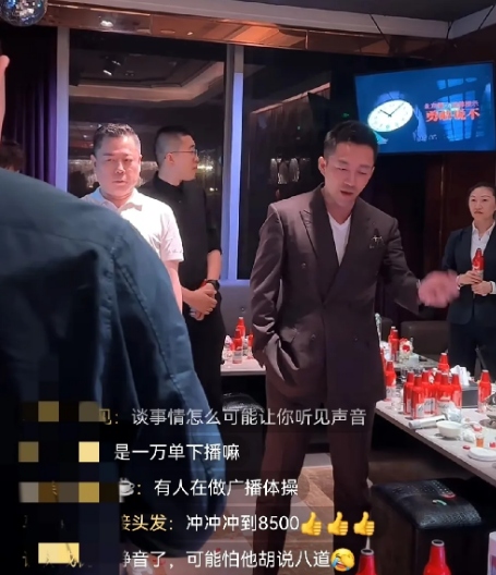 汪小菲在一声声“汪总好帅”“汪总生日快乐”“麻六记大卖”中渐渐迷失自我，昨晚在他
