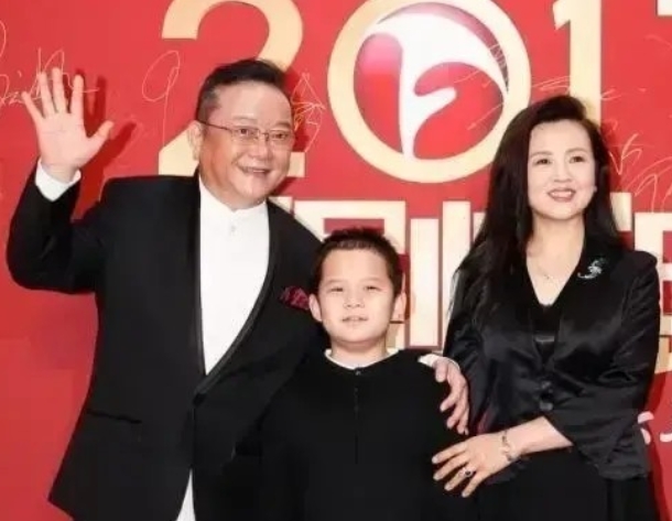 2006年，58岁的王刚第3次结婚，娶了比他小20岁的郑艳东，两人约定丁克，令人