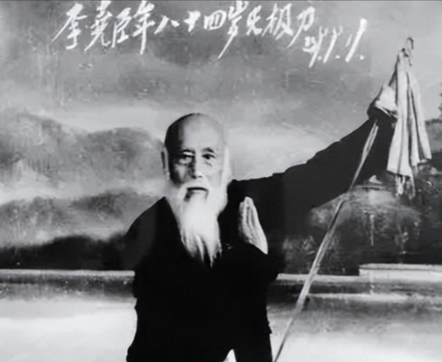 1942年，武术大师李尧臣被人出卖，落入日军手中。日本高手武田熙向他挑战，想和他