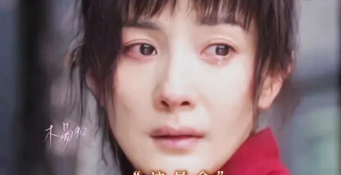 看这剧情，婚礼被土匪搅局，父亲为保土地弃女，宁绣绣一怒之下与家庭决裂，转身嫁给封
