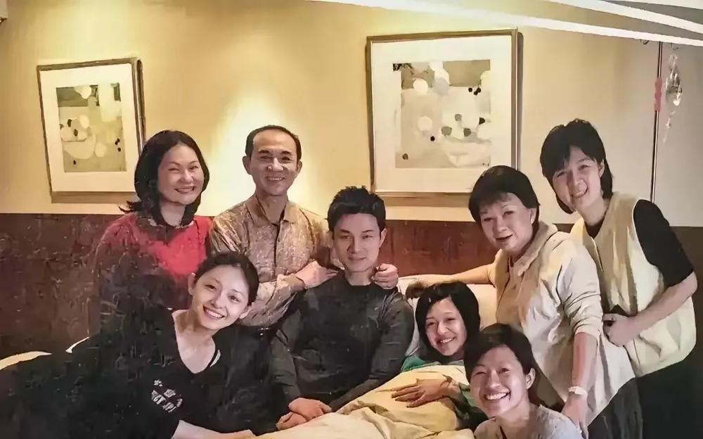 大S真是太不厚道了！

在小S生孩子的产房里，除了婆家的人，娘家的人都素颜，只有
