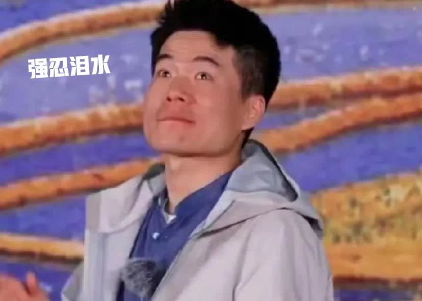 仰头忍泪那3秒，撕开多少成年人的体面？
成年人的崩溃就在一瞬间，董宇辉仰头忍泪