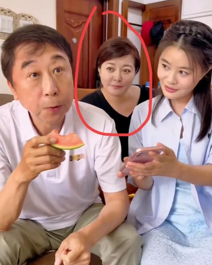 后面这个才是冯巩的真夫人，看着真年轻， 比闫学晶漂亮，闫学晶是和冯巩一个和拍段子