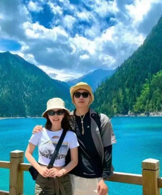结婚后，我一直和前男友有联系。我丈夫知道，但他没有太多干预。生完孩子后，我丈夫去