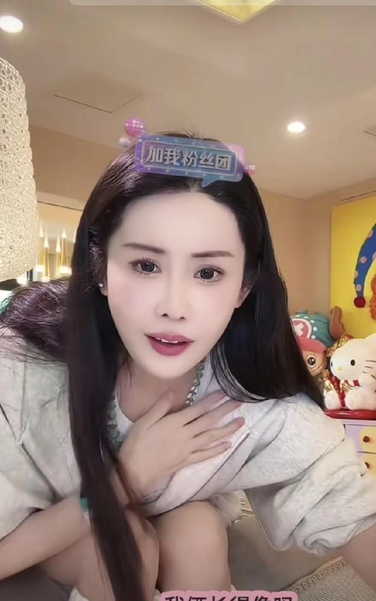 韦雪和闺蜜直播，这是准备捧闺蜜出道？？
韦雪的身边换人了，以前是kk和她一起直播