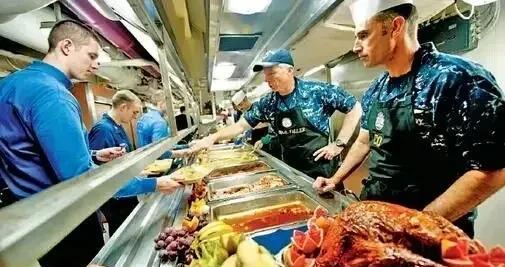 美军航母上水平的伙食，真的太丰盛，怪不得美军个个都超重！
甜嘟爸爸想说，俄罗斯解
