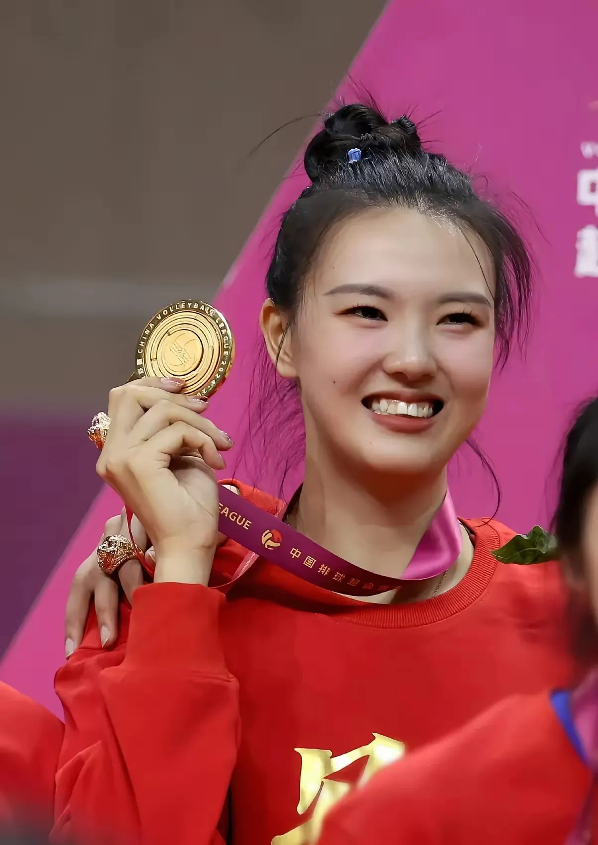 不是每一位球员都能成为张常宁！
让一位195身高的女排运动员，俯下身体去接一传和