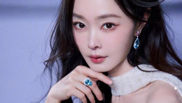 宋轶这一身美得很克制，羽毛在光里轻亮着，整个人像安静的月光