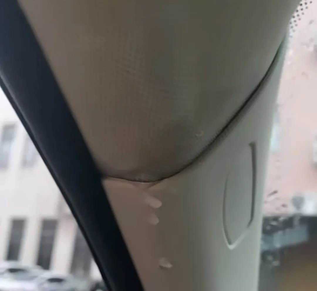 吉利博越A柱漏水，导致主驾驶室地毯上面有积水，去4S店检查，最后检查的原因是天窗