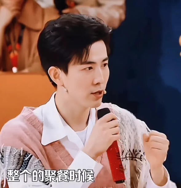主持人李川说：“刚和锤娜丽莎在一起的时候，她说要把我介绍给她的朋友认识，于是我寻