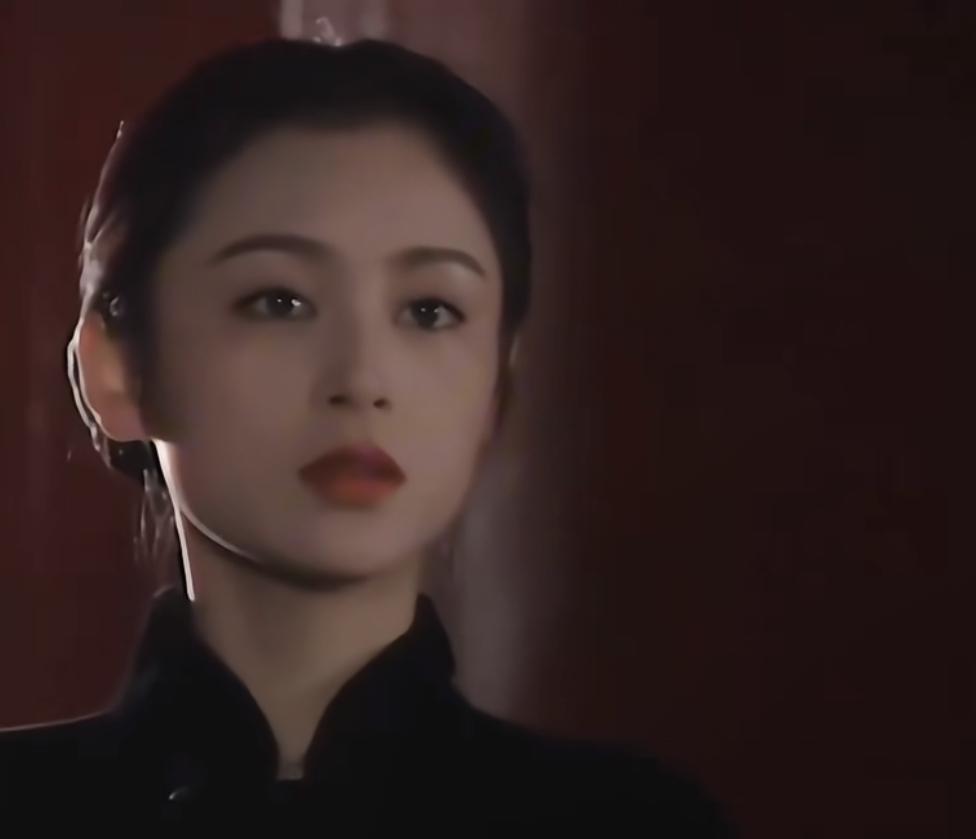 中式美女没人比陈红诠释得更好，
一件黑色立领偏襟儿中式衫简单盘发，
素到一件首饰