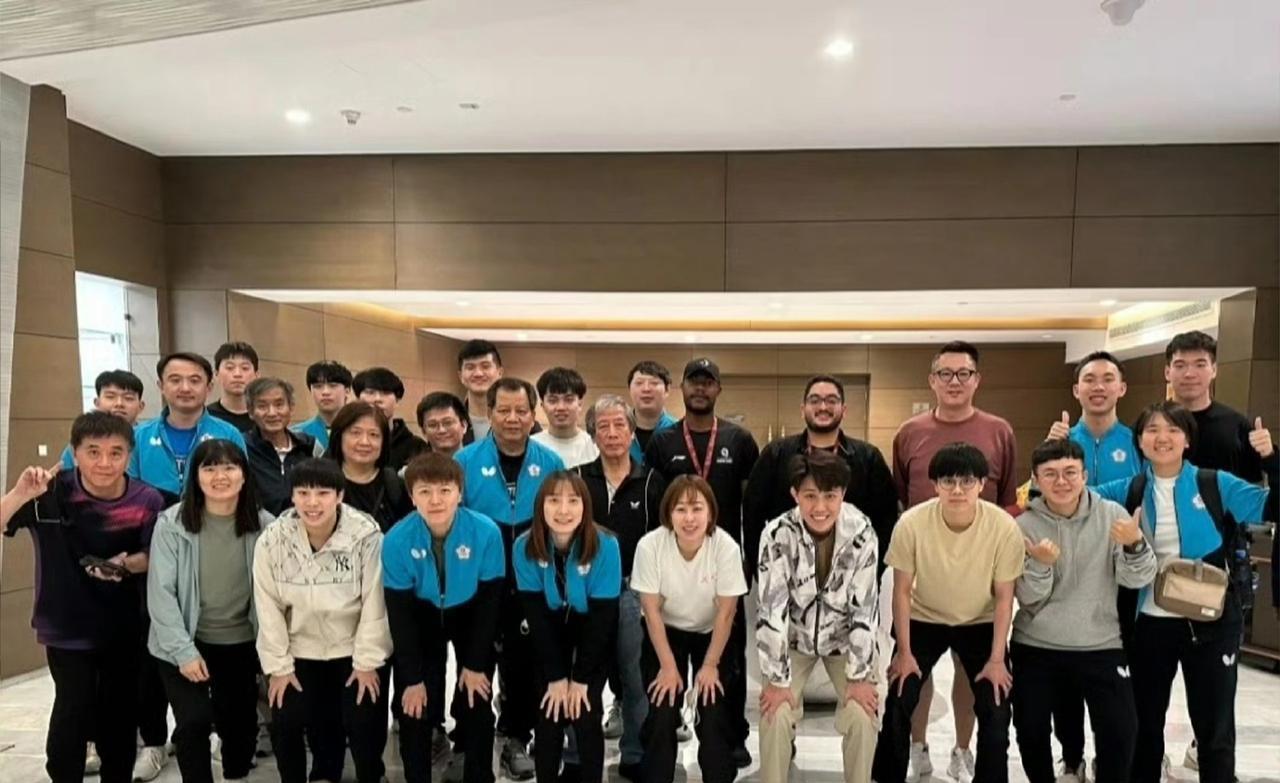 林昀儒平安返程 机场大合照曝光
5月26日，林昀儒，高承睿平安返程，
机场大合照