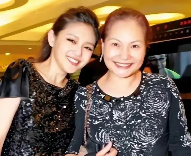 大S妈妈，凌晨发文！
4月22日，S妈凌晨依旧没有入睡，在社交平台发文，自曝去医