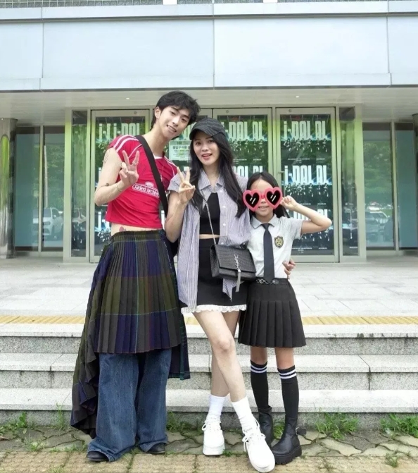 56岁的伊能静打扮的跟个女大学生一样，和儿子女儿站在一起合照，这哪里像母子三人，