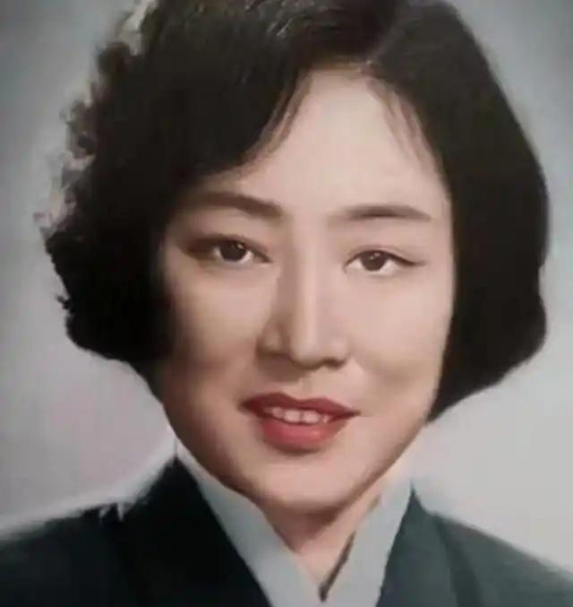 1953年秦腔女演员孟遏云前往朝鲜参加慰问演出，但她有一个怪癖，从不在公共浴室洗