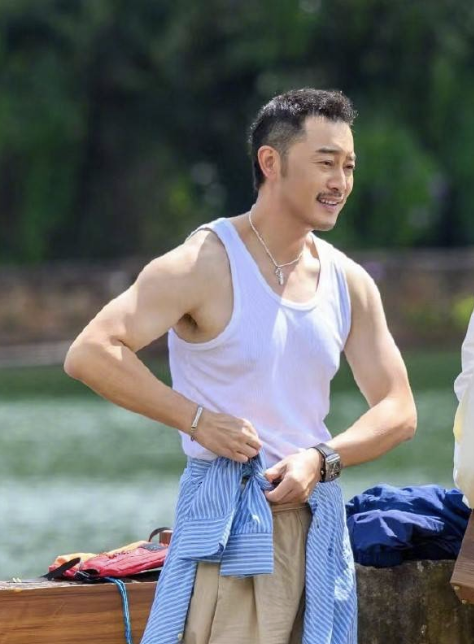 沙溢晒腹肌照惊呆网友！50岁状态逆龄，胡可调侃：家里终于有个能穿背心的男人了