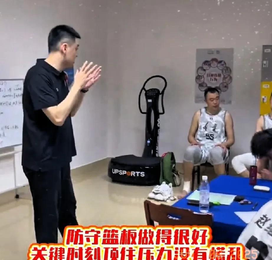 一个细节！彰显杨鸣队内更衣室地位，大胜四川后，杨鸣指导训话，所有球员都抬起头认真