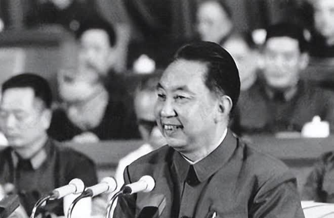 这篇文章核心是华和叶的关系。
围绕